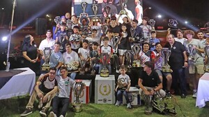 Trofeos en alto en el Karting Club