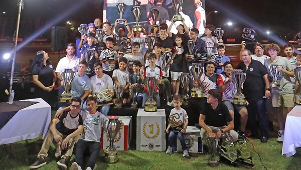 Trofeos en alto en el Karting Club
