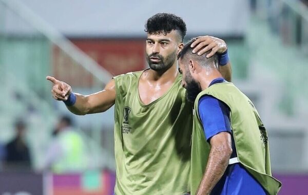 Versus / Futbolista iraní en problemas por abrazar a una aficionada antes de un partido