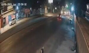 (VIDEO)Robaron celu de la cintura de una mujer