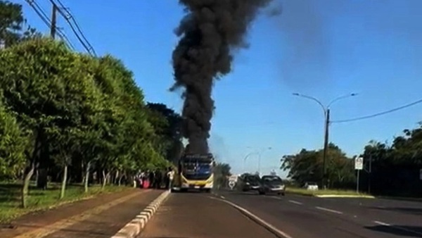 Pánico en Foz de Iguazú: bus internacional se incendia, pero no hay víctimas