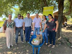 Municipalidad de Cambyreta entrega insumos y herramientas al Comité San José de Barrero Guazú