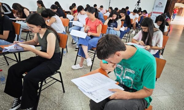 Egresados de las promociones 2021 al 2024 pueden postularse a las Becas del Gobierno