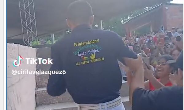 ¡Haihueee….! Con guardias abrieron paso a Alder Alcides para que suba al escenario