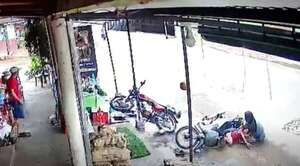 Adolescente ebrio atropelló con su moto a una embarazada y su hija pequeña - Noticiero Paraguay