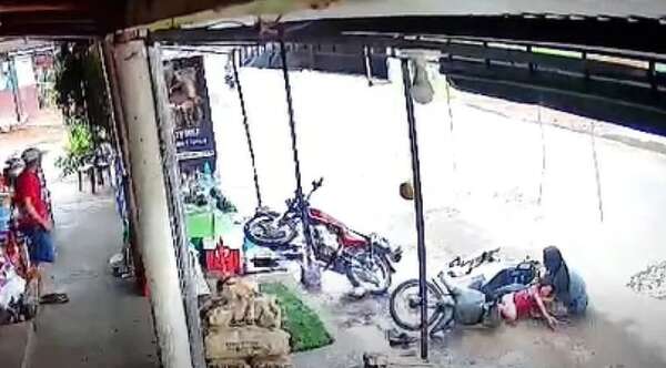 Adolescente ebrio atropelló con su moto a una embarazada y su hija pequeña - Noticiero Paraguay
