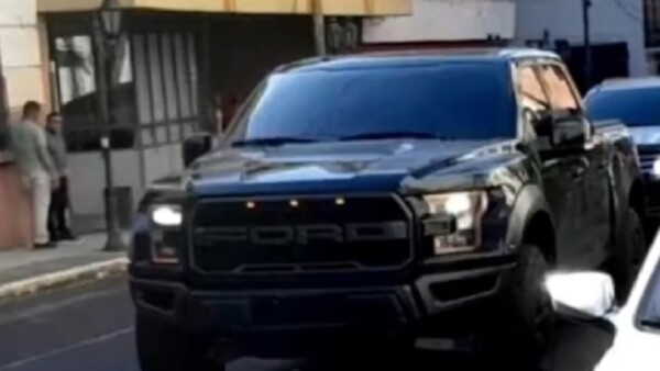 Senabico cede camioneta lujosa a la ministra de la Juventud para uso provisional