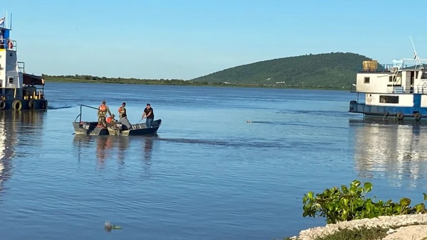 Buscan a joven desaparecido en el Río Paraguay mientras trabajaba en una balsa