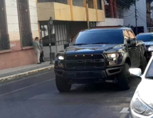 Senabico entregó lujosa camioneta a ministra de la juventud