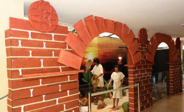 Pesebre temático inspirado en la Misión de la Santísima Trinidad
