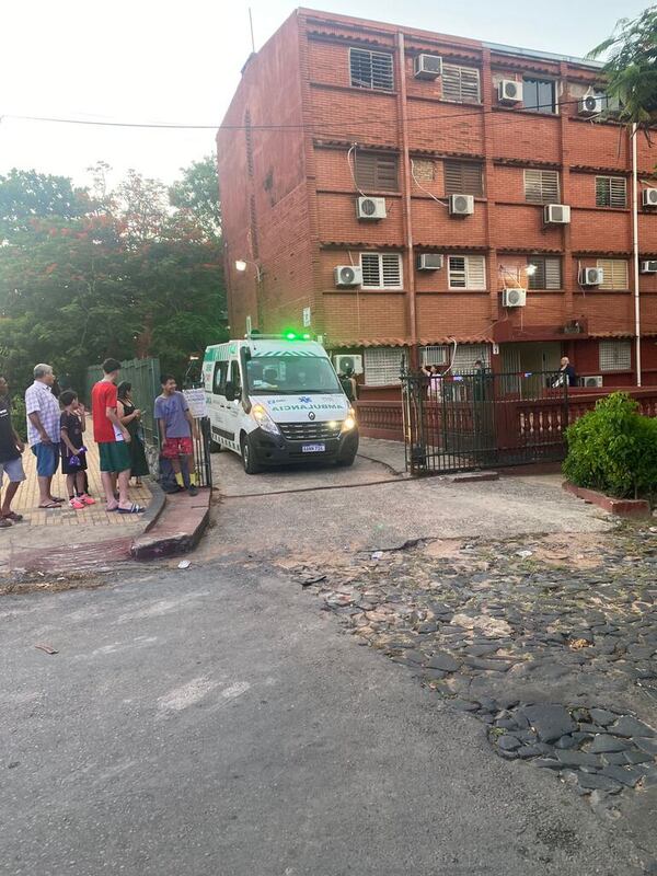 Niño sobrevive tras caer del tercer piso en Asunción - Policiales - ABC Color
