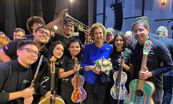 (VIDEO). La Orquesta de Cateura cautiva a una reina en España