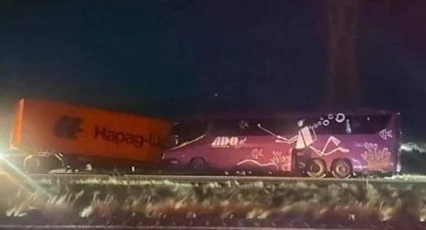 México: choque entre autobús y camión deja 8 muertos y 27 heridos - 1000 Noticias