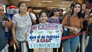 Con lágrimas de emoción reciben a emigrantes que volvieron para pasar el Año Nuevo con sus familias - Nacionales - ABC Color