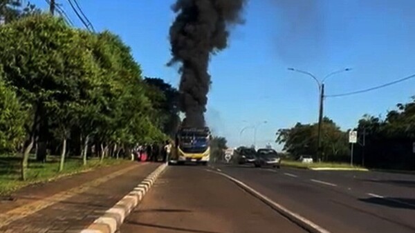 Se incendió un colectivo con pasajeros paraguayos en Foz de Yguazú