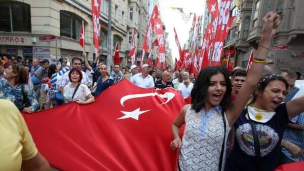 Decenas de miles protestan en Ankara contra nuevo salario mínimo - Mundo - ABC Color