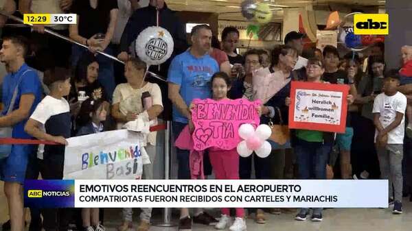 Abrazos de reencuentro en el aeropuerto: paraguayos siguen retornando por las fiestas - ABC Noticias - ABC Color