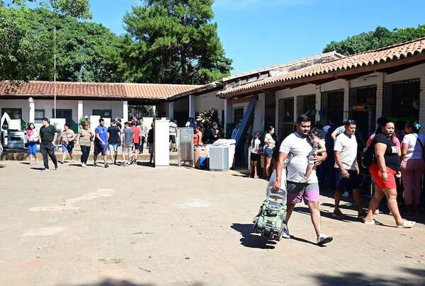 Corazones Abiertos: masiva concurrencia para aprovechar las mejores ofertas de la feria solidaria - Nacionales - ABC Color