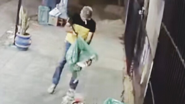 Escrachó a su vecino por tirar basura frente a su vivienda