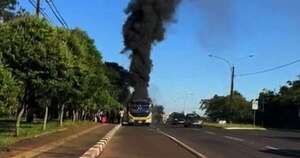 Diario HOY | Pánico a bordo: bus paraguayo se incendia por completo en Foz de Iguazú