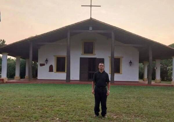 ¡Pa'i "inmoral" fue rajado de la iglesia!