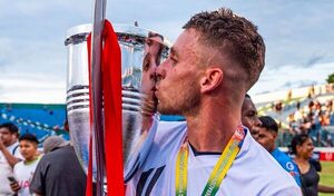 Versus / El nuevo delantero de Luqueño que llegará desde el fútbol europeo