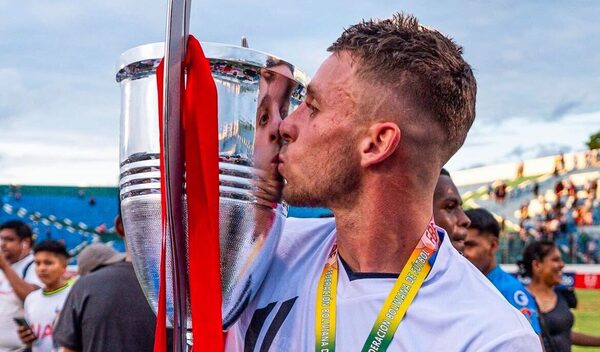 Versus / El nuevo delantero de Luqueño que llegará desde el fútbol europeo