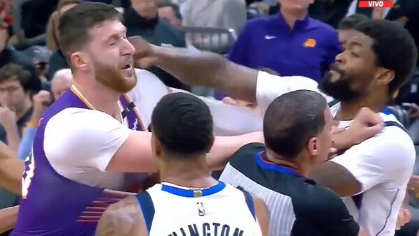 Versus / La NBA suspende a tres jugadores por los altercados a golpes en Phoenix