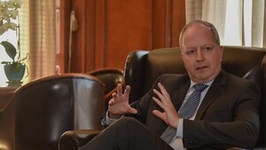 Fernández reconoce deuda con las contratistas, pero duda de monto