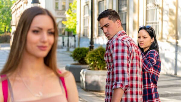 “Estoy de novia con un mujeriego, él niega todo y no puedo dejarle”