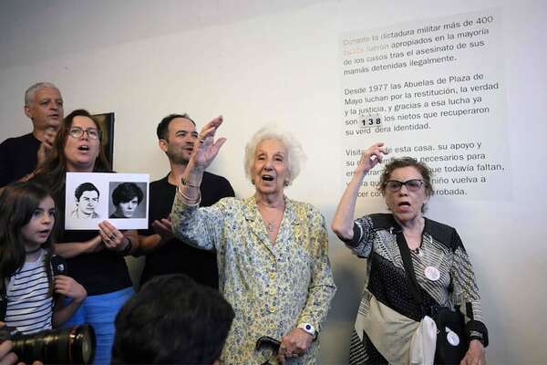 Abuelas de Plaza de Mayo de Argentina identifican al “nieto 138” y critican ajuste de Milei - Mundo - ABC Color