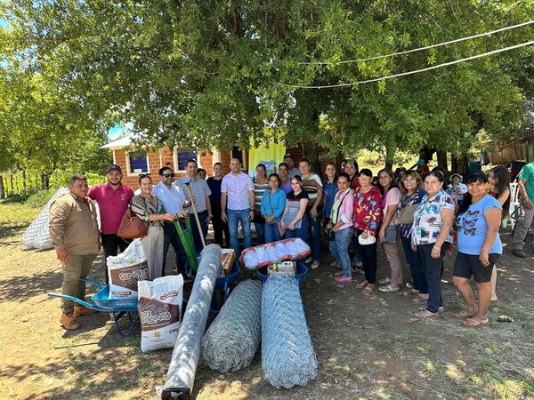 ENTREGAN INSUMOS Y HERRAMIENTAS A PRODUCTORES DE BARRERO GUAZÚ - Itapúa Noticias