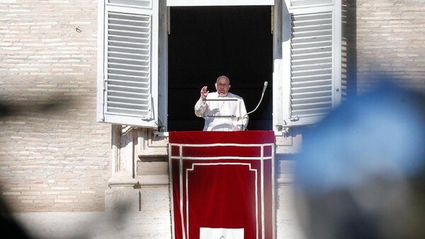 Papa aconsejó a familias comer juntos, hablar y no estar con la cabeza en el celular - 1000 Noticias