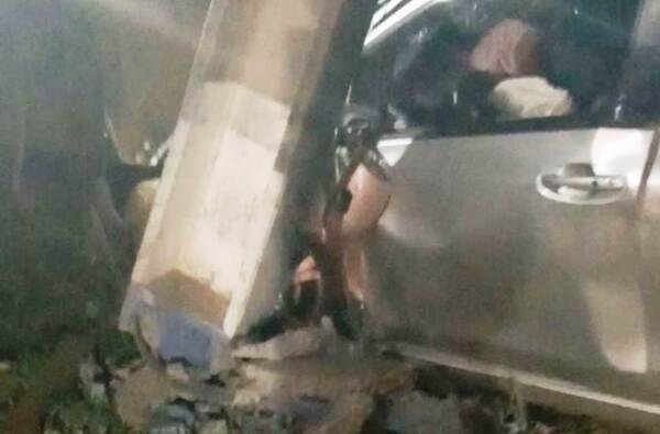 Embarazada quedó atrapada en su auto tras derribar columna •