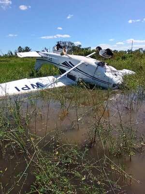 Avión monomotor con tres ocupantes cae en Brasil, cerca de la frontera con Paraguay - Policiales - ABC Color