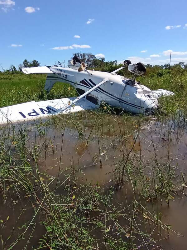 Avión monomotor con tres ocupantes cae en Brasil, cerca de la frontera con Paraguay - Policiales - ABC Color