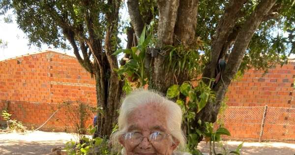 La Nación / Abuelita limpeña cumplió 100 años y festejó como si cumpliera 15