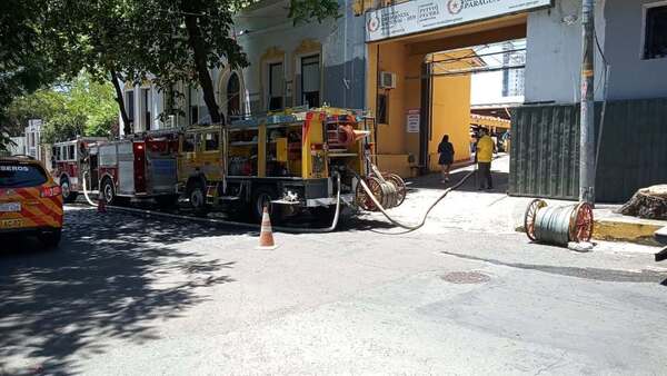 Incendio de mediana magnitud destruye parte del local de la SEN en Asunción