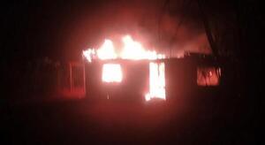 ¡Aijue! Una mujer incendia la casa con su amorchi dentro