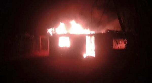 ¡Aijue! Una mujer incendia la casa con su amorchi dentro