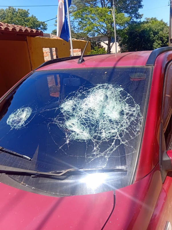 Hombre denuncia a su pareja por agresión y causar destrozos a su camioneta - trece