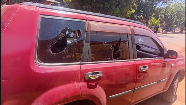 Una joven garroteó a su pareja y le destrozó la camioneta