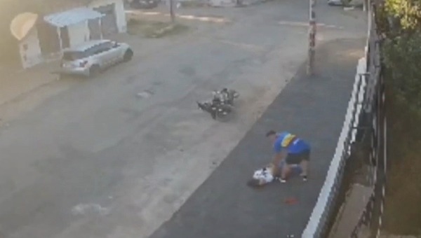 Asunción: hombre golpeó brutalmente a su pareja hasta dejarla inconsciente en plena calle