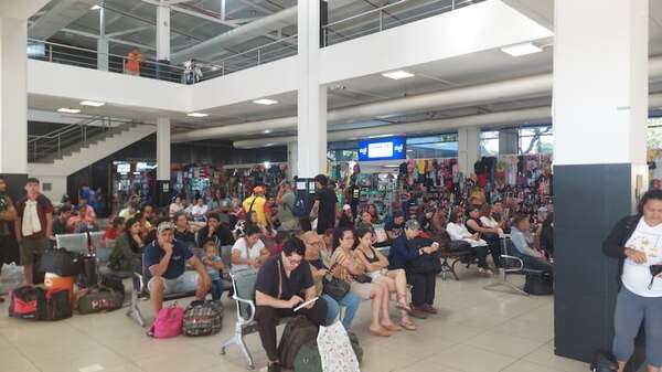 Masivo flujo de viajeros en la Terminal de Ómnibus por Año Nuevo - Nacionales - ABC Color