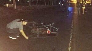 Se le cayó el celu, bajó de su moto, y fue atropellado