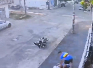 Mujer es brutalmente golpeada por su pareja en plena calle en Asunción - 1000 Noticias