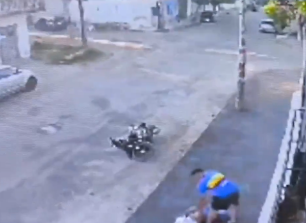 Mujer es brutalmente golpeada por su pareja en plena calle en Asunción - 1000 Noticias
