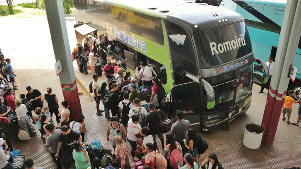 Intenso movimiento de pasajeros en la estación de buses - 1000 Noticias