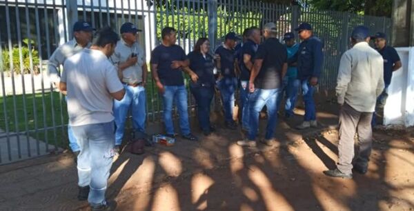 Movilización de Funcionarios de la ANDE: Reclamando Mejores Condiciones Laborales