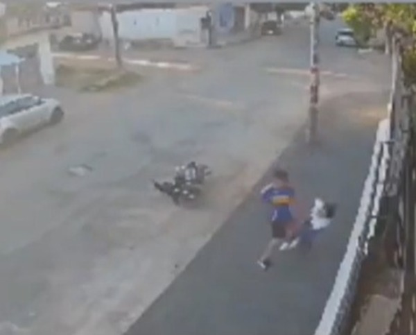 Video: Mujer termina inconsciente tras ataque de su pareja en plena calle - ADN Digital